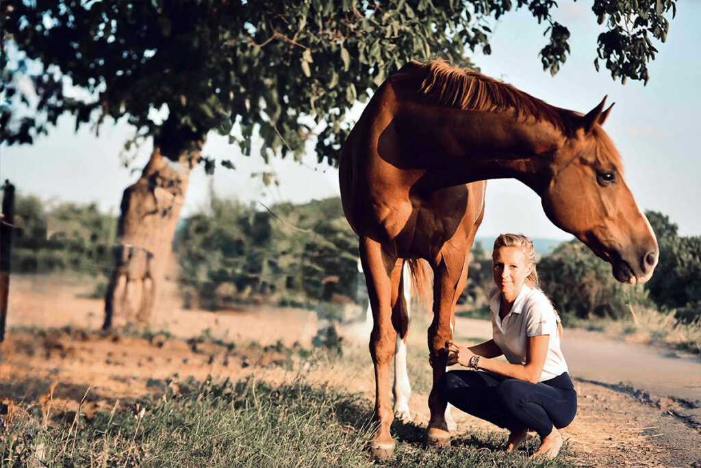 SNAŽTE SE BÝT PRO KONĚ DŮVĚRNĚ ZNÁMÝM PŘÍTELEM